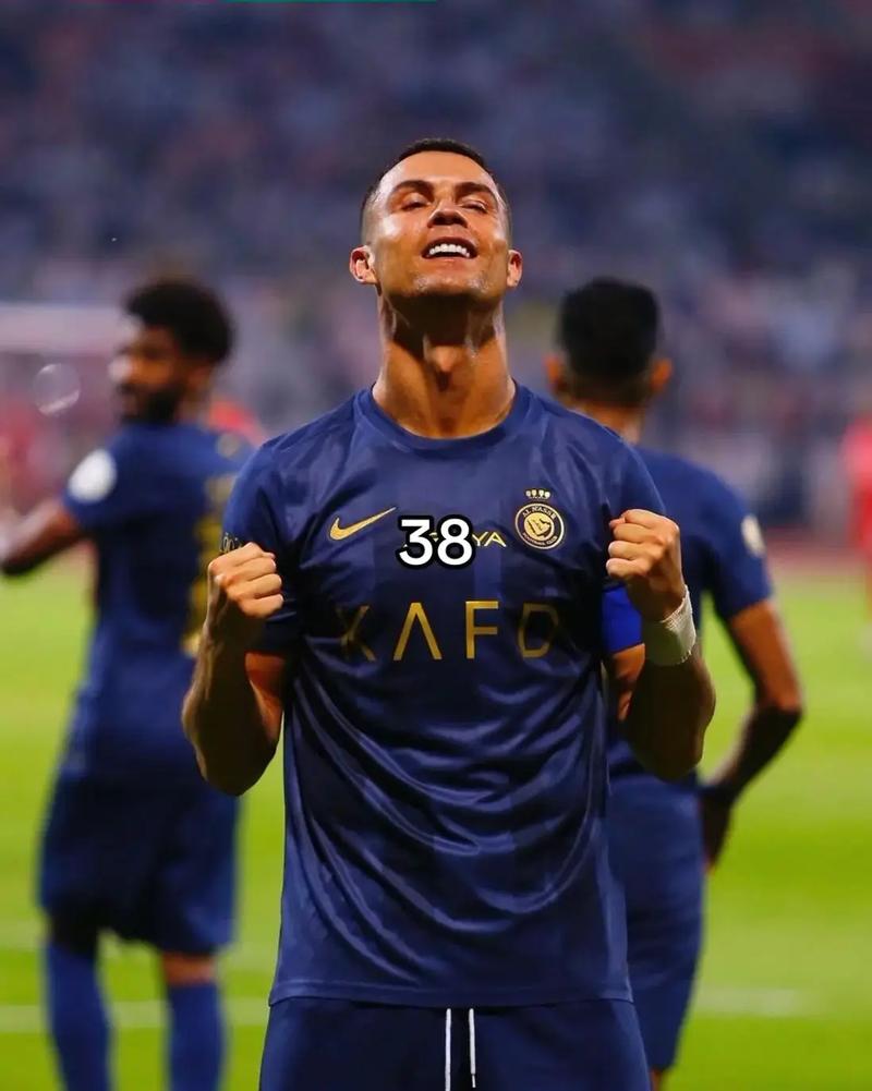 吉尔摩社媒晒照：手术成功，康复之路开始（吉尔摩社媒晒术后照：手术顺利，开启康复之旅）